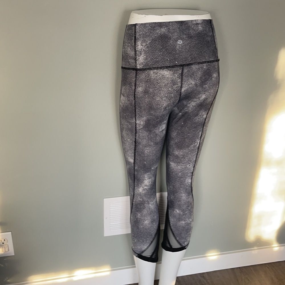 Lululemon size 6 capris - Picture 2 of 2